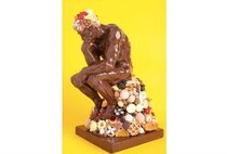 チョコレートでできた『考える人』!? 本物そっくりのスイーツアートの展覧会『チョコレート美術館』がスゴい！