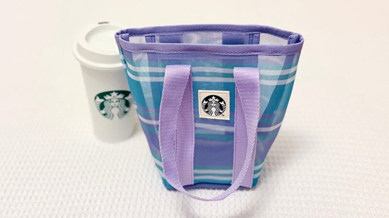 出会えたら運命!? スタバの新作グッズ「メッシュバッグ」はコンパクトなのに収納力もバッチリ!涼しげなデザインでこの夏の相棒に決定です🌻
