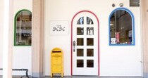 こんな可愛い店構えなのに!? 1歩足を踏み入れたら古今東西の呪物が並ぶ異空間😱呪いの品々を集めた「呪物cafe ジュジュ」