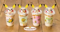 ピカチュウの容器に入ったキュートなフラッペが登場♪  新作映画にちなんだ探検ピカチュウ柄のスリーブもついてくるよ