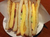 カフェ・ド・クリエの新メニュー「厚焼き玉子を挟んだトーストサンド」はボリューム満点！ サクサク＆フワフワのやさしいお味に和みます