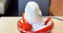 ガストと雪見だいふくのコラボが楽しすぎる♡追い雪見で自分史上最高の「いちごと雪見だいふくのパフェ」タワーをいただきましょ🍓