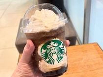 【脳がバグる】スタバの新作「スターバックス コーラ フラペチーノ」🍒スパイスの風味が効いた甘めのコーラ/カスタムできないものもあります