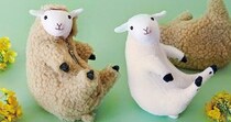 なんと「毛刈りができる羊のぬいぐるみ」が出たぞ～！ 「毛刈りのポーズを再現」「ファスナーがバリカンの形」などこだわりがスゴイ…