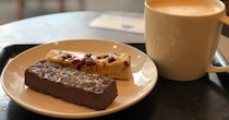 【スタバ】実は2種類「プロテインバー」があるって知ってた？ 「チーズ＆フルーツ」「チョコレート＆ナッツ」を食べ比べてみた