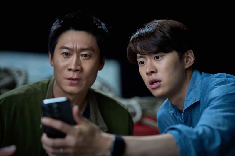 3分に1回笑えるNetflix韓国映画『チーム・ハズバンド』傑作コメディ『エクストリーム・ジョブ』の俳優陣が再タッグってことは間違いないでしょ【#カウチポテトのお供】