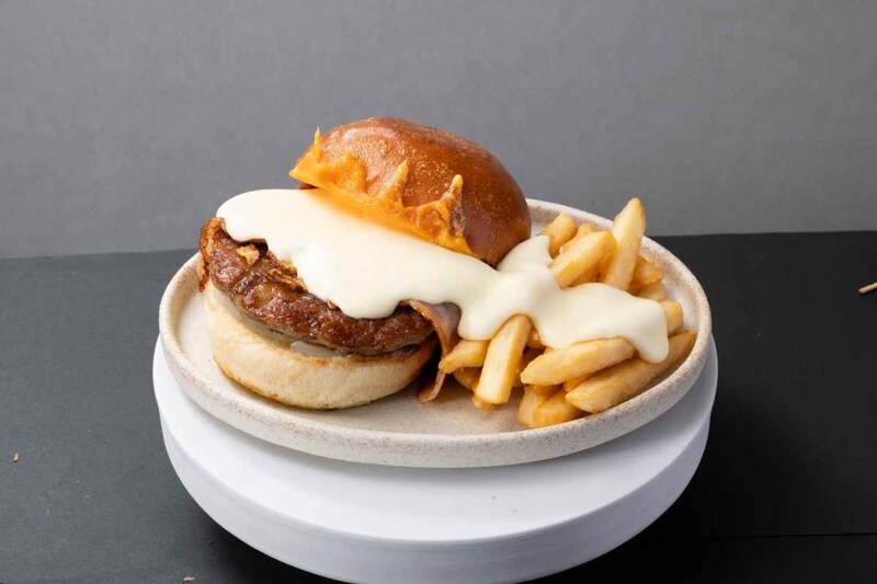 昼は本格バーガーで夜はバルになる!? 銀座にオープンしたモスバーガーの都市型新業態「MOSH Burger＆Bar」に注目です！