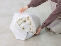 クリーニング代の節約にもなる！羽毛布団やぬいぐるみ、子ども服など家でどう洗うのかわからないものの対処法を紹介します！