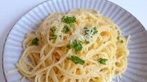 冷蔵庫にバターがあったら豪快に贅沢をしよう🧈見た目は地味だけどアメリカ人が愛してやまないという「バターヌードル」を作ってみた