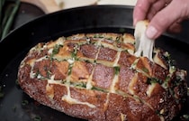 【超簡単】チーズと青ネギを挟み込んで焼くだけ！丸ごとパンで作る“お花みたいなオニオンブレッド”