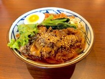 【激辛レポ】丸亀製麺「辛辛牛焼肉冷麺」は冷たくて辛旨さが絶品！キムチと熱々の焼肉のトッピングが食欲をそそる美味しさだよ