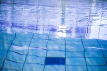 【どう思う】体育の授業の「プール見学」は見直したほうがいい？ 炎天下の中で見学している学校もあれば図書館で過ごせる学校もあるようです