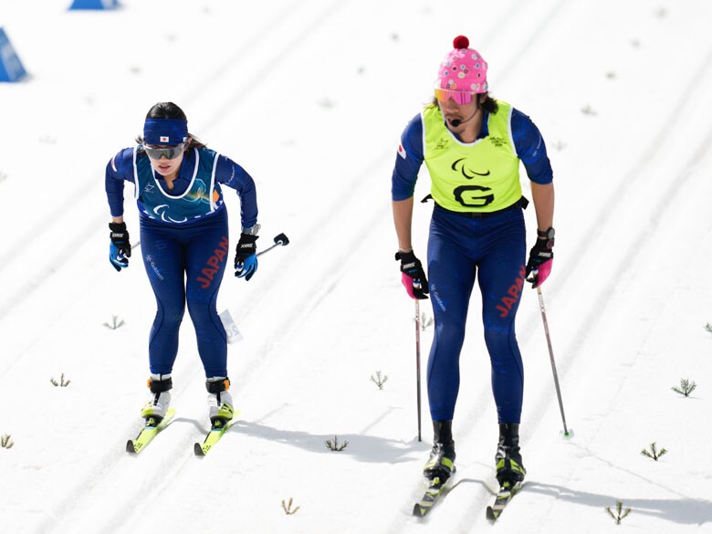 笑顔が絆のバロメーター、視覚障がいクラスの選手を支えるガイドスキーヤーの存在