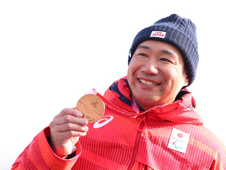 パラアルペンスキー・鈴木猛史が３大会ぶりのメダルで示した「強い背中」