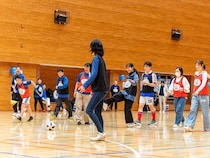サッカー未経験の70歳おばあちゃんがドハマりし毎週プレー。「走らないサッカー」の魔法