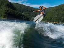 ダム湖でサーフィンを実現！広島県安芸太田町の町おこしが話題に