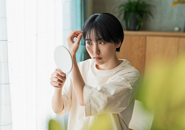季節の変わり目に抜け毛が増えるって本当?髪や肌へのダメージにはまず保湿を大切に
