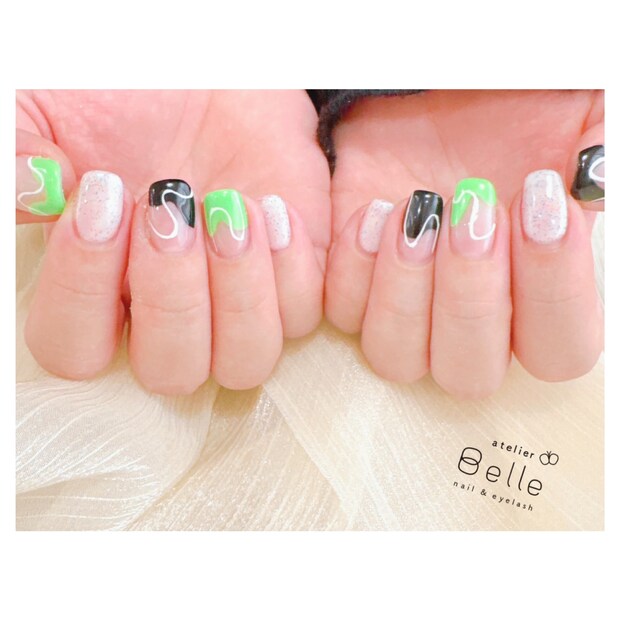 【個性派アートネイル】鮮やかなグリーン×ブラックで視線釘付け!