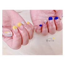 【バイカラーネイル】イエローとブルーのネイルカラーで映える指先に