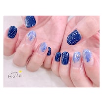 【ブルーネイル】トーンの異なる２色に散りばめられたゴールドがアクセント