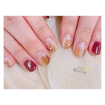 【秋リーフネイル】ゴールドアートが映える！ボルドー×ベージュでシックな指先に