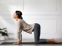 肩が痛いのは四十肩・五十肩のせい？おすすめのヨガポーズを取り入れてみませんか