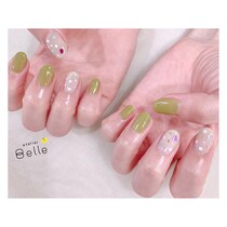 【大人ネイル】シックなカーキ色が映える！ホログラムアートを乗せて印象的な指先に