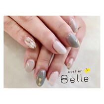 【上品グレージュネイル】大人っぽい指先にゴールドのアートがキラリ