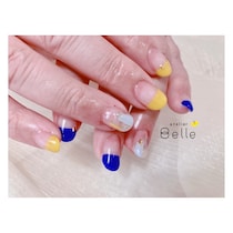 【バイカラーネイル】イエローとブルーのネイルカラーで映える指先に