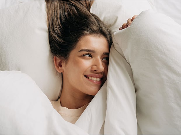 毛布の位置は上？下？それぞれのメリットであたたかい、心地良い寝具の重ね方についてスリープアドバイザーの視点でお教えします