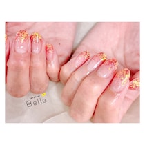 【グラデーションネイル】ゴールドとレッドが織りなすきらめくハニーレッドで印象的な指先に