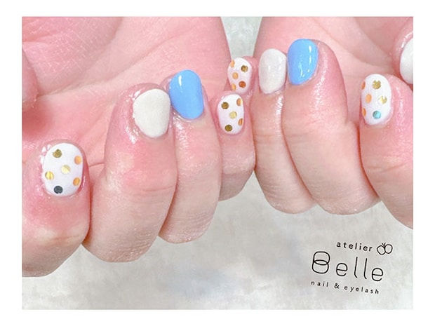 【大人可愛いキュートネイル】水色に合わせたゴールドドットがアクセント