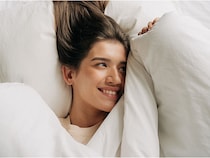 毛布の位置は上？下？それぞれのメリットであたたかい、心地良い寝具の重ね方についてスリープアドバイザーの視点でお教えします