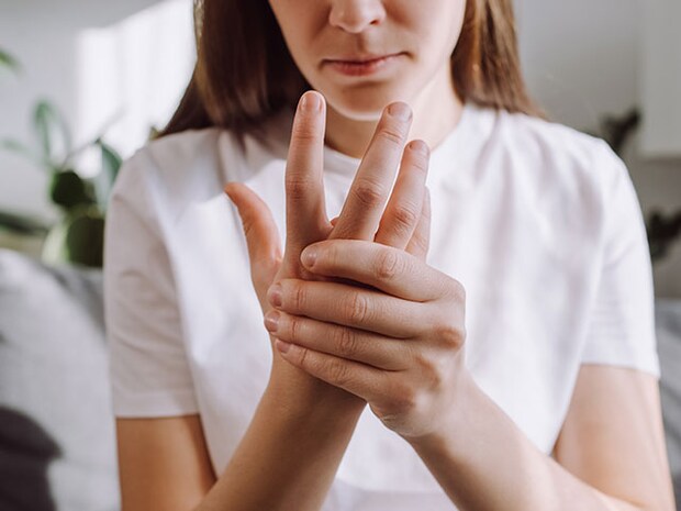 指の関節がこわばるのはなぜ？適度なストレッチやテーピングによるセルフケアを活用しよう