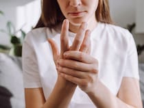 指の関節がこわばるのはなぜ？適度なストレッチやテーピングによるセルフケアを活用しよう