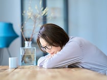 更年期？ただの疲れ？気候も心も揺らぐ春の不調におすすめのツボを教えます。