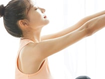 睡眠に悩みを抱える方へ。副交感神経を優位に導く夜ヨガで身体も心もリラックス