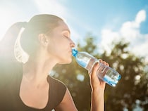 【内科医解説】ただの「水」はＮＧ？熱中症を防ぐ正しい水分補給｜経口補水液・スポドリの使い分けと意外な落とし穴