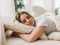 睡眠不足は美容の大敵？暑い夜でも心地よく眠る方法をクリニック院長寺井先生に伺いました