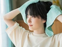 寝つきをよくするカギは呼吸にあり？心と自律神経を落ち着かせる片鼻呼吸法をヨガ講師が解説