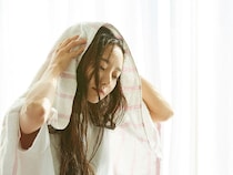 毎日洗っているのに「夕方の頭皮のにおい」が気になるのはなぜ？原因と正しいケア方法を解説