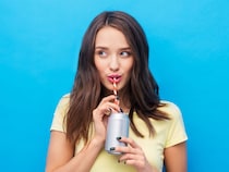 スポーツドリンクや炭酸飲料の後は「すぐ歯磨き」が逆効果？虫歯・酸蝕症を防ぐ正しいケアを歯科医が解説