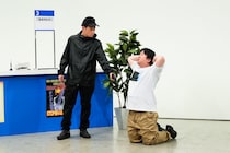 銀行強盗！！人質が血だらけに…！？　理不尽な目に遭えば遭うほど輝きと可笑しみを増していくあの芸人が輝く！！／「コント・デ・ンガナ」