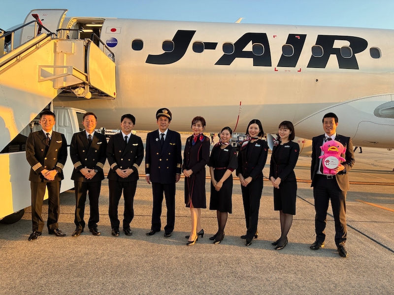 絶景フライトに大興奮!浦川泰幸・杉本彩と出雲・富士・伊勢を巡るチャーターフライト企画、「エアボーン!」の掛け声とともにテイクオフ!