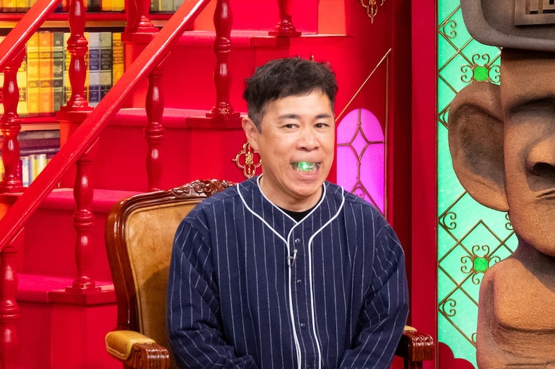 後輩芸人からお気に入りの“光る歯”をプレゼントされた岡村隆史、難易度高過ぎる新春かくし芸に挑むが…!? 盛り上がり過ぎる宴会芸てんこ盛り!