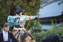 本当に初めて!?　“バブリーダンス朝ドラ女優”が『旅サラダ』流鏑馬ロケで新たなセンス開花。福澤朗アナ「ジャストミート！」