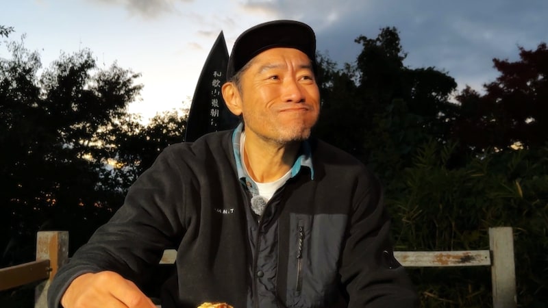 「俳優・平山祐介が紅葉に囲まれた和泉葛城山（大阪・和歌山）で大阪のソウルフードを調理！」