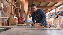 壁が無い家！？　家具で部屋が仕切られた巨大なワンルーム　人気木工作家の多忙な日々