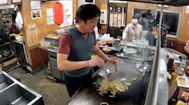 店主の急逝と廃業の危機も乗り越えて…超肉厚とんぺい焼きと常時20種類以上の小鉢が人気！ 家族4代がつなぐ下町の大衆食堂に密着!!