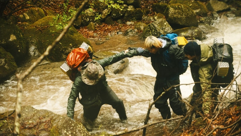 東出昌大が、那須川天心と瀬戸大也を山に招いて「釣り野営」！ 雨で水かさを増した急流を渡り、たどり着いた野営地で“夢”と“過去”を明かす